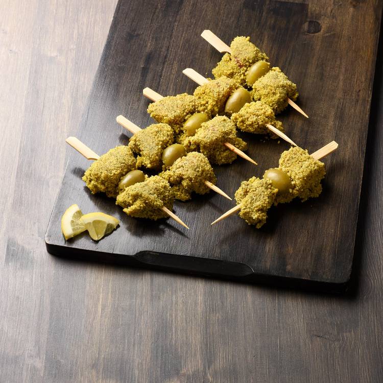 Les Mini brochettes de poulet panées avec olives et citron