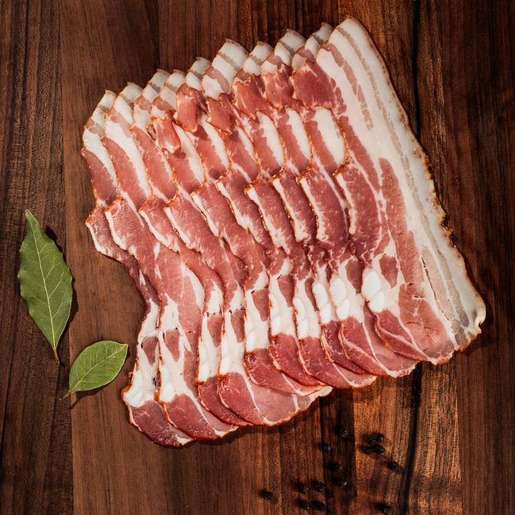La Poitrine de porc crue fumée